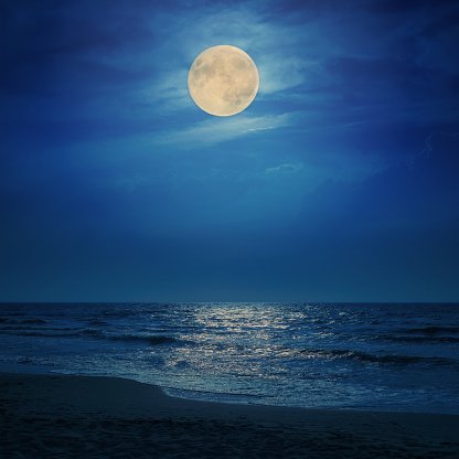 海空に浮かぶ月